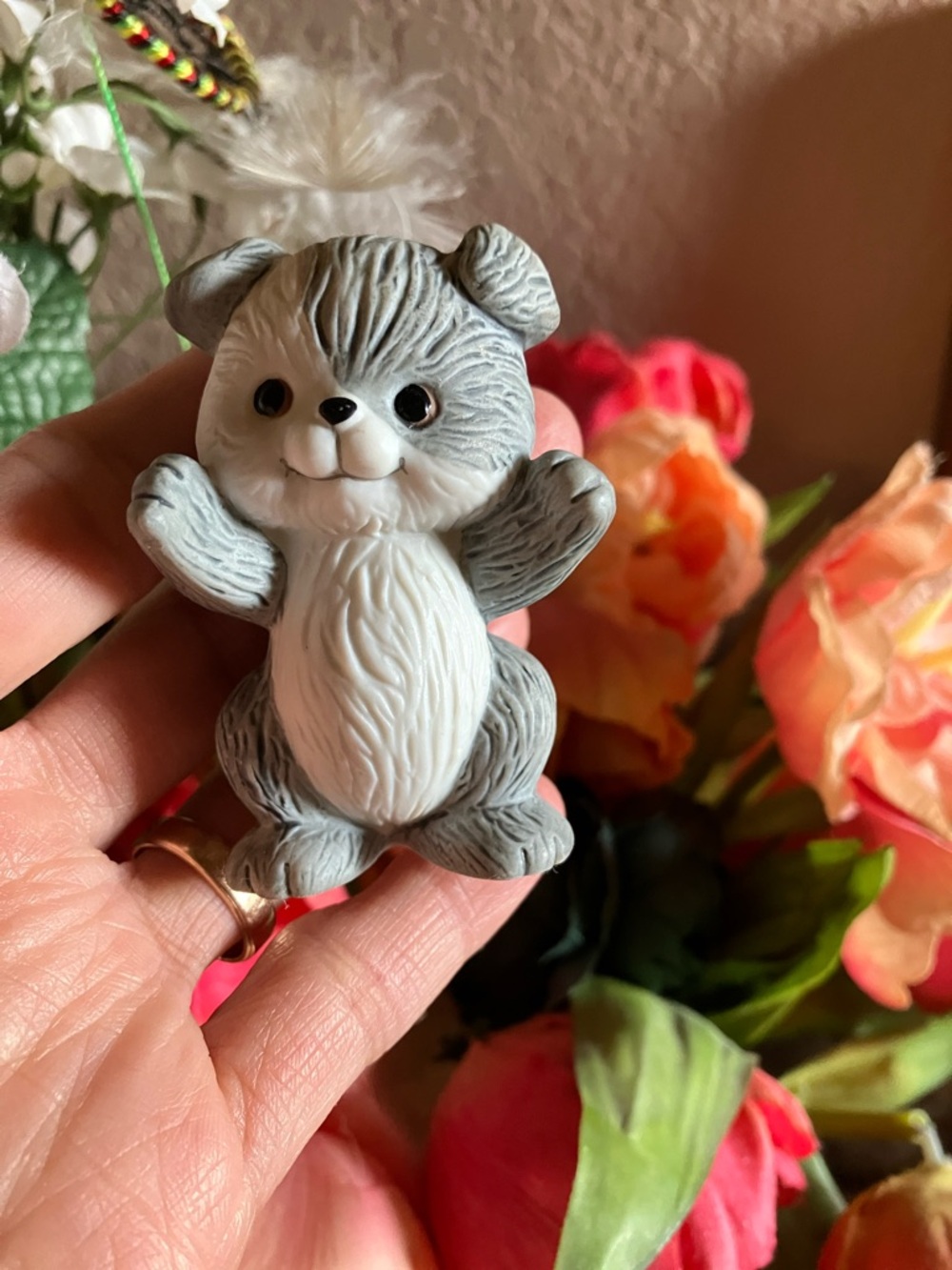 10/$13 new Avon ceramic Gray and White Small Pet Figurine